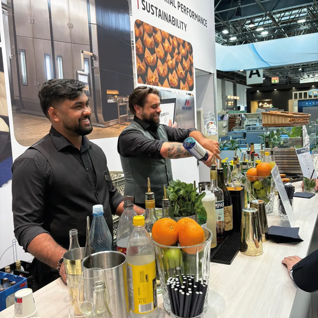 Zwei Barkeeper Von Easy Bar and Eventservice beim Mixen von Cocktails auf einer Messe
